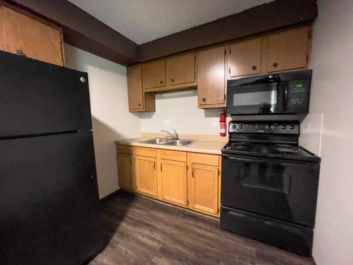 Pet Friendly! 3 Bedroom 2 Bathroom Townhome! In unit Washer & Dryer! Near the Cardinal Greenway! – photo 1