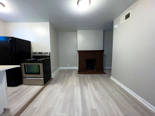 828 W North St - Cozy, Pet-Friendly Home with Fireplace in Prime Location! – photo 1
