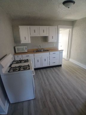 Cozy 3 Bedroom Upstairs Apartment- Available Now! W+D Hookup! Pet Friendly! – photo 1