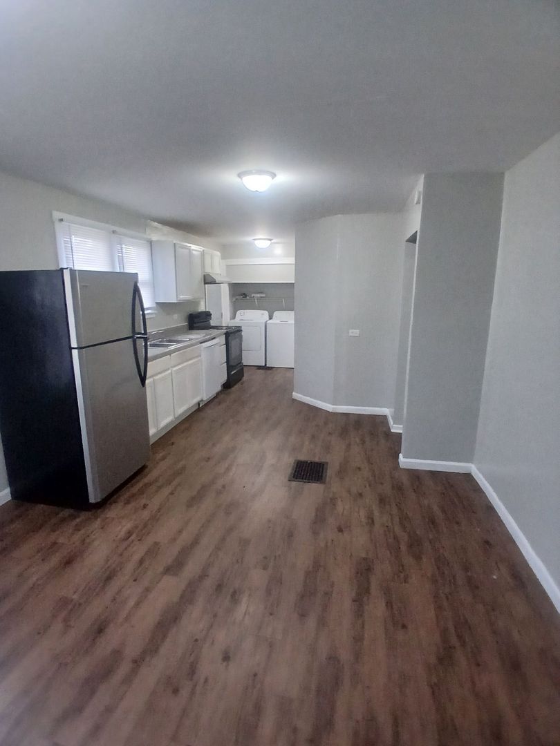 Muncie Apartment: 2004 W Jackson St.