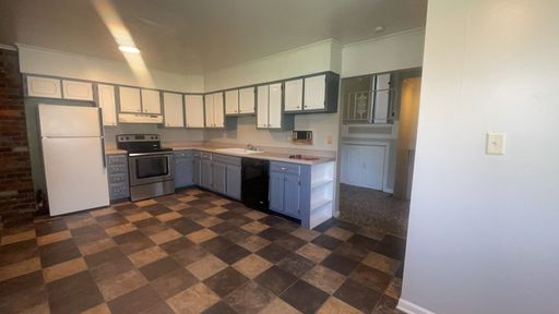 828 W Wayne St - Charming 4BR Duplex Featuring Elegant Staircase & In-Unit Laundry – photo 1