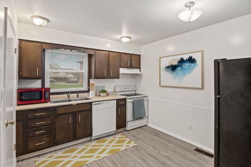 Hollyglen Apartments - Your Next Home in the Heart of Yorktown Schools