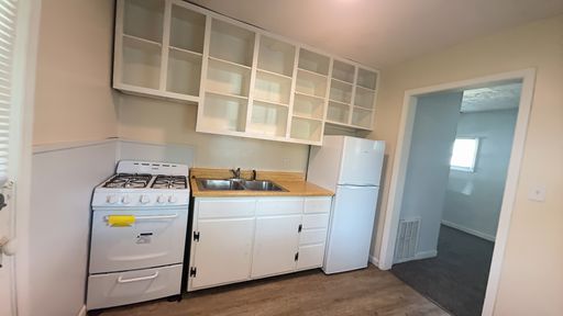 For Rent: 1921 S Hackley - Private 1 bed 1 bath Home – photo 1