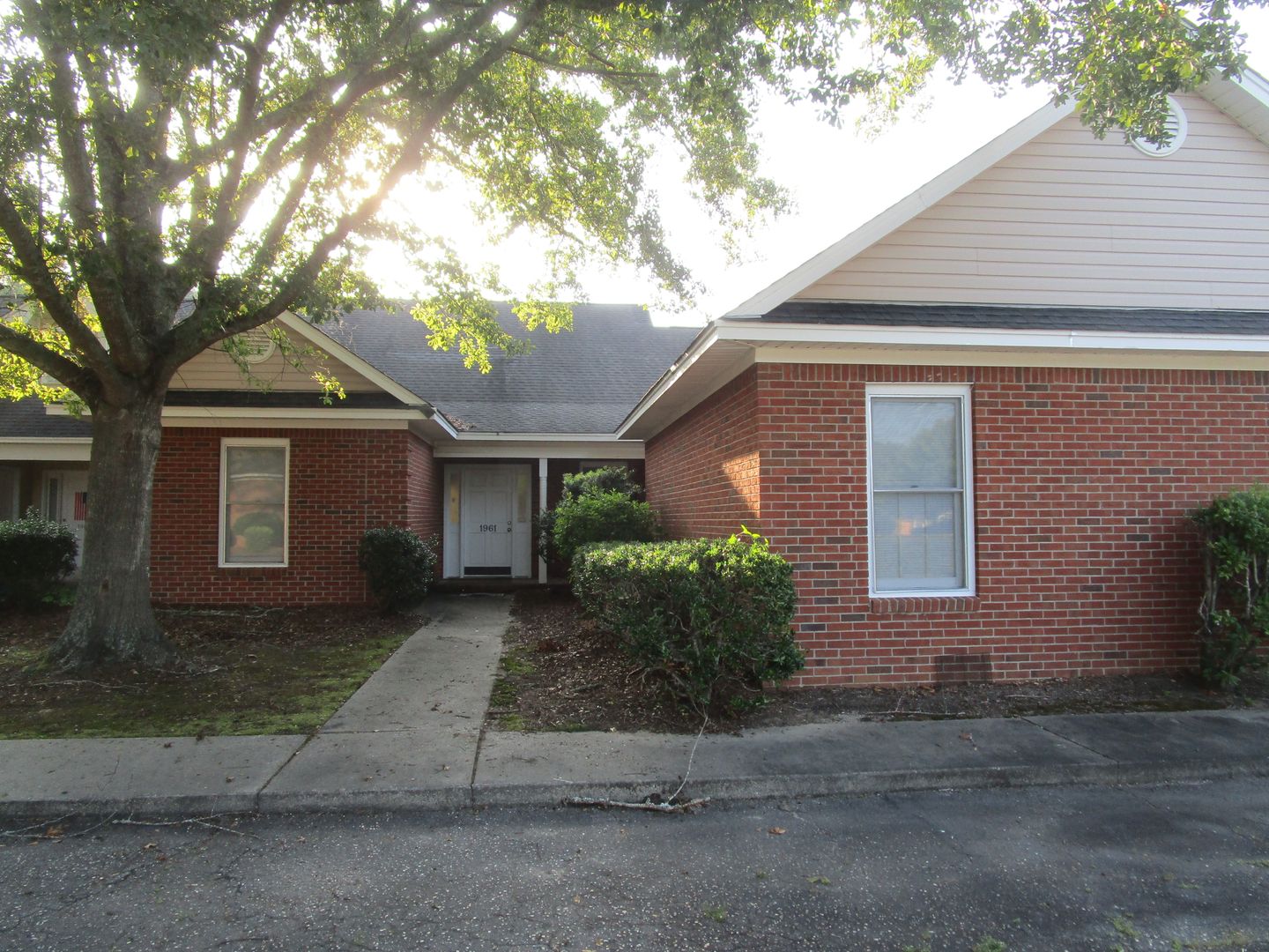Sumter House: 1961 Golfair Road