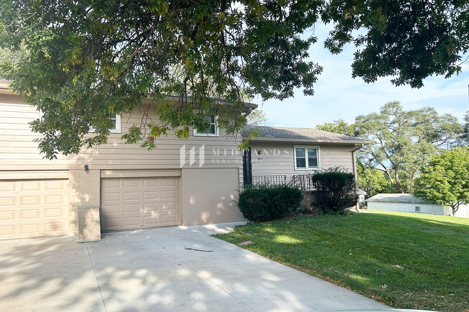 Omaha House: 2612 S 61st Ave