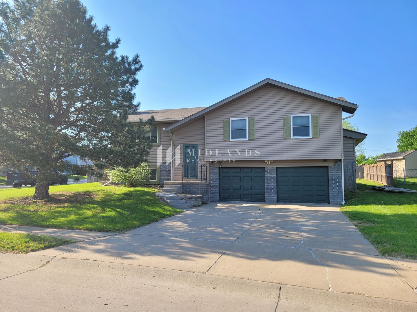 Omaha House: 15201 Green Ave