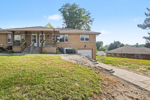 Modern Comfort meets Convenience - 3BR/2BA Duplex