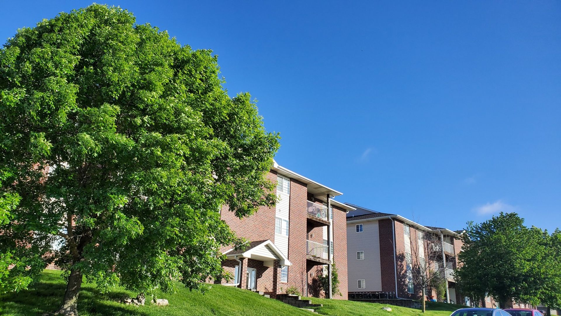 Papillion Apartment: 1608 Grandview Avenue