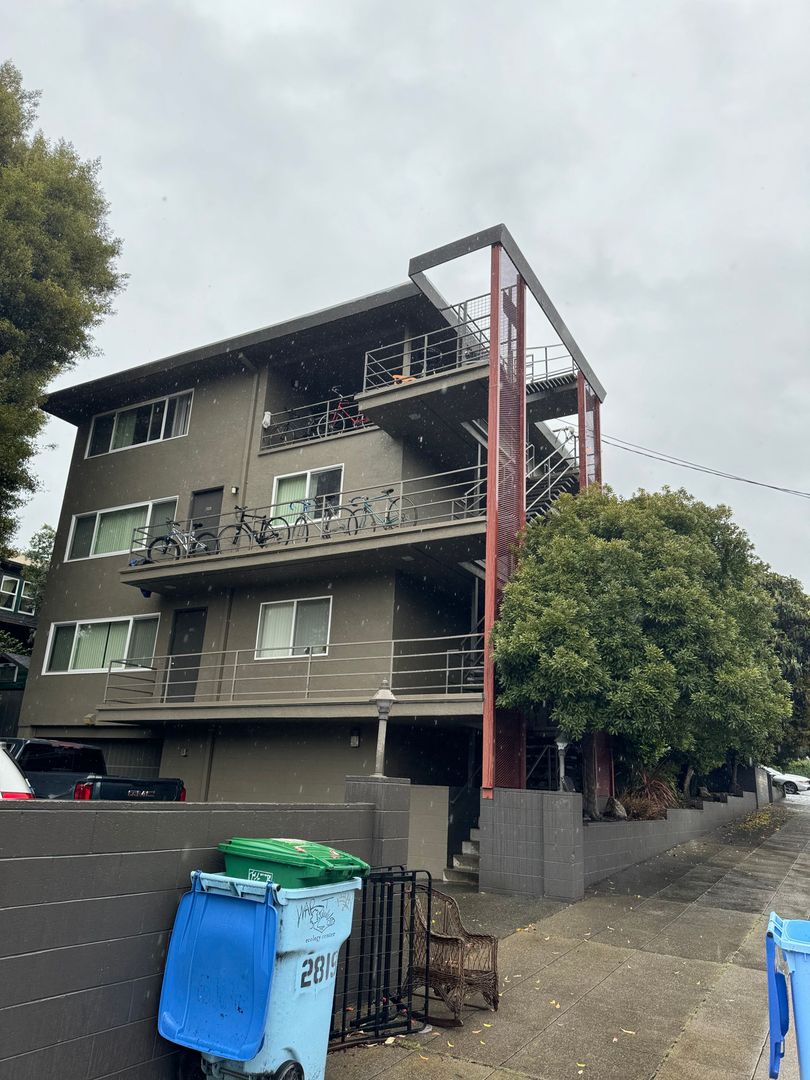 Berkeley Apartment: 2819 Derby Street
