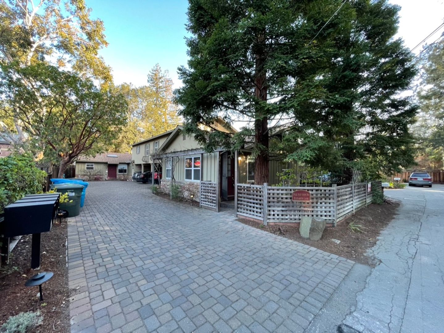 Menlo Park Apartment: 705 Elizabeth Ln