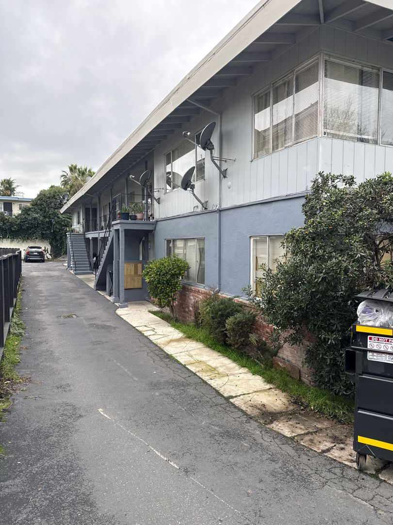 OAKLAND Apartment: 2811 NICOL AVENUE