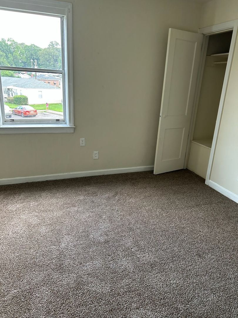 Birmingham Apartment: 1010-1062 40th St W