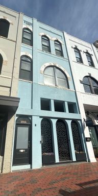 Spacious 3 Bedroom/3 Bathroom Townhome with Private Rooftop Deck – photo 1