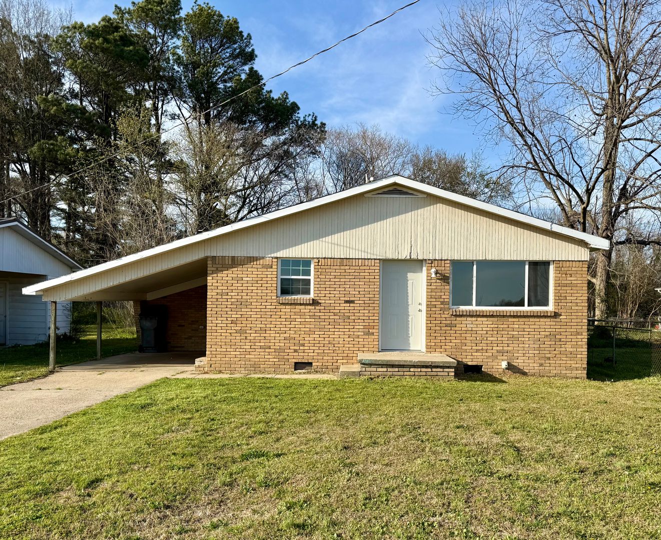 Paragould House: 305 E Dennington St