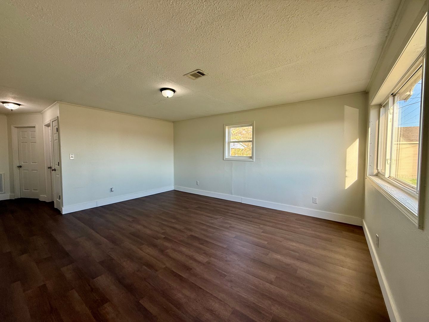Paragould House: 305 E Dennington St