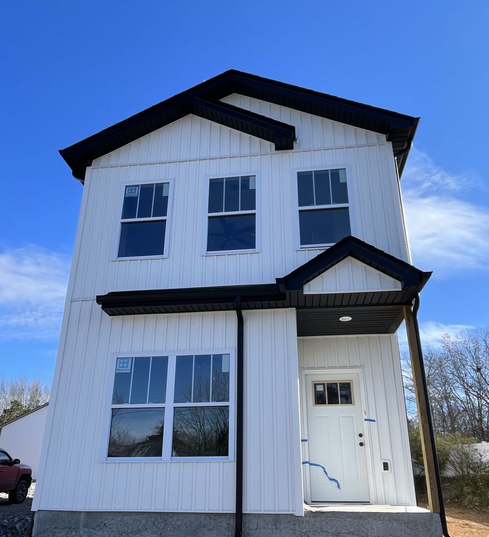 Watertown House: 225 New Town Rd.