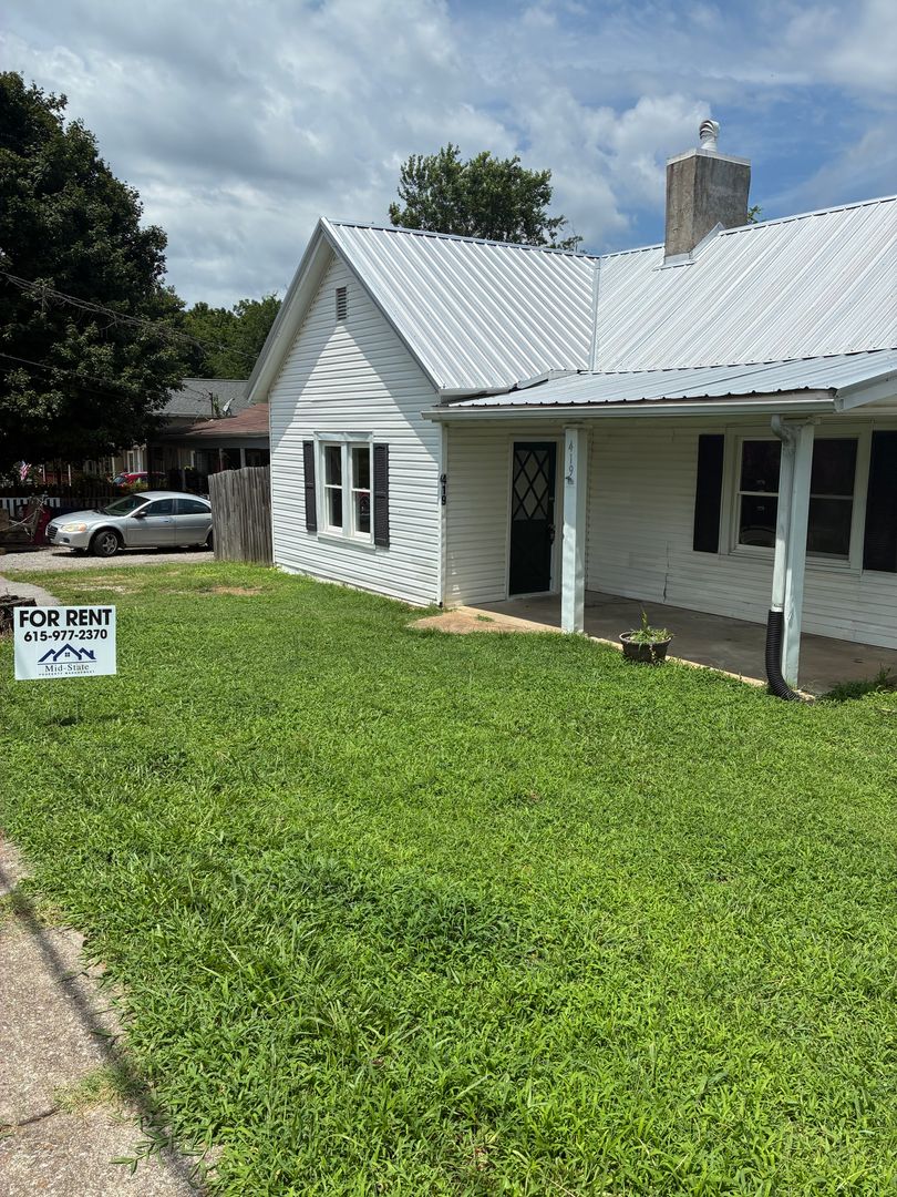 Clarksville House: 419 High St