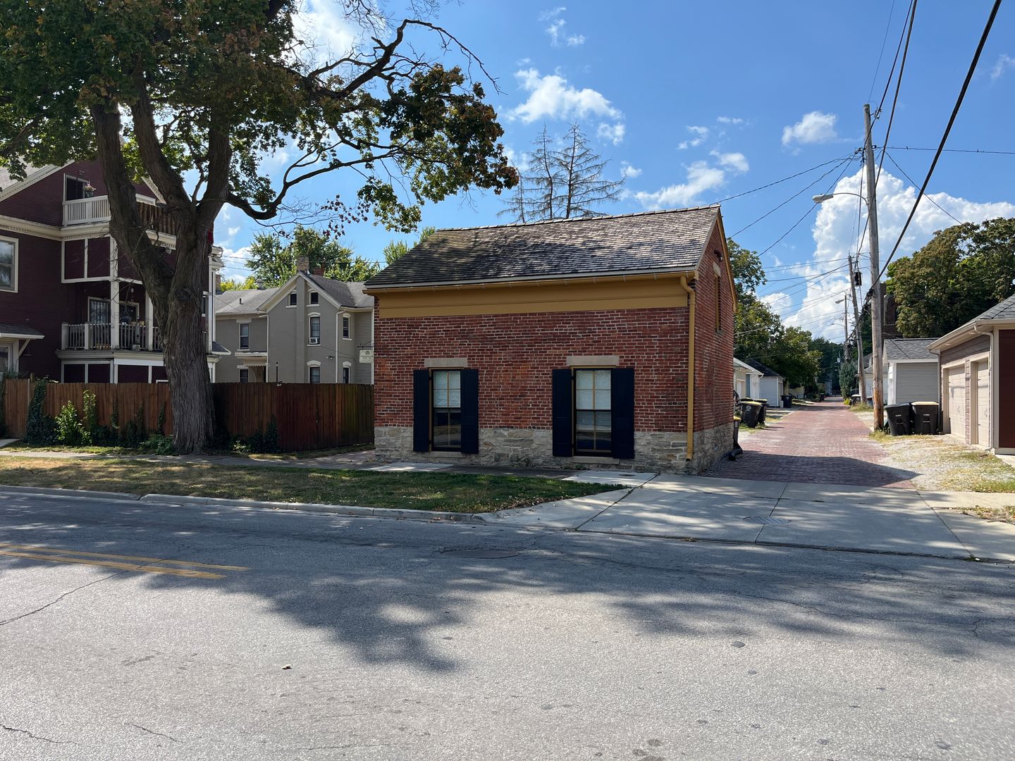 Fort Wayne House: 918 Van Buren St