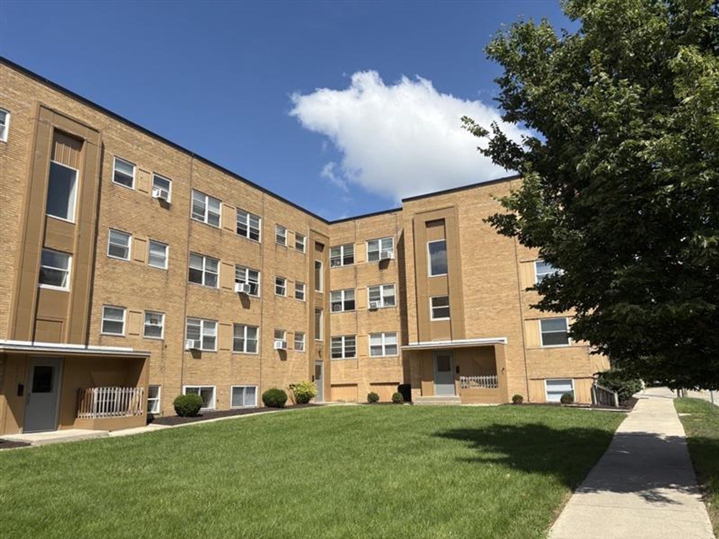 Fort Wayne Apartment: 2222 Hoagland Avenue