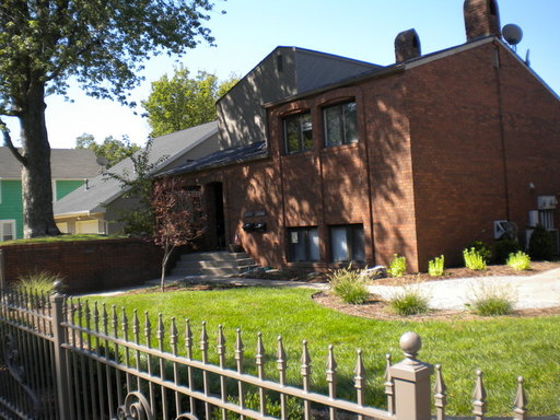 Spacious Brick Townhouse with Finished Basement – photo 1