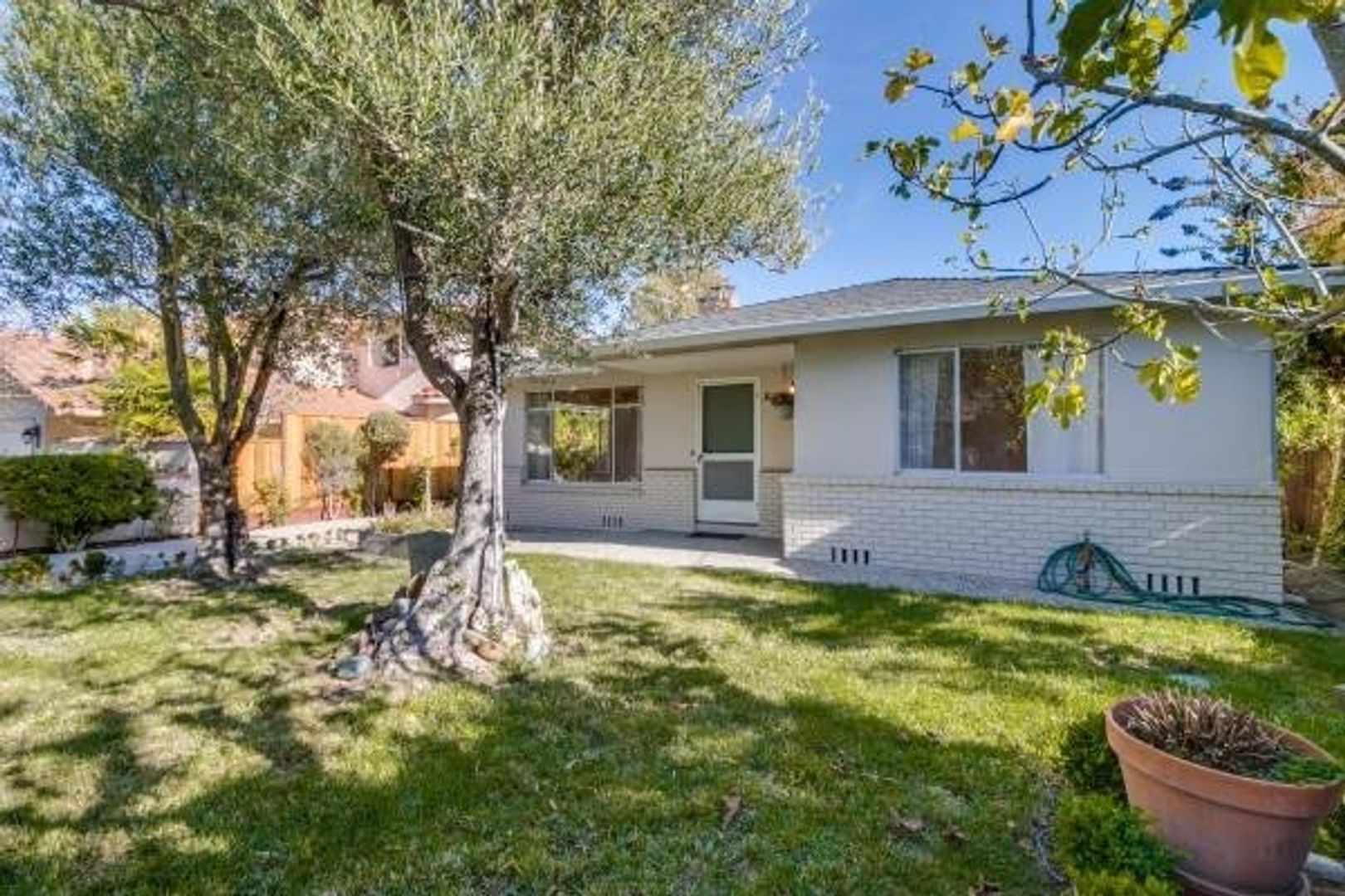 Menlo Park House: 2141 Valparaiso Ave