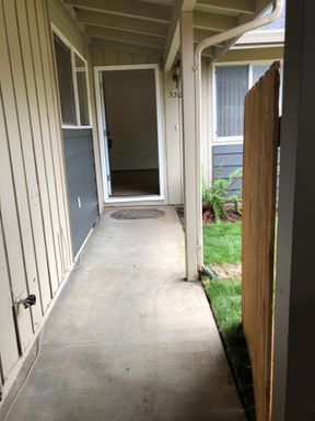 2 Bedroom in great location with yard – photo 1