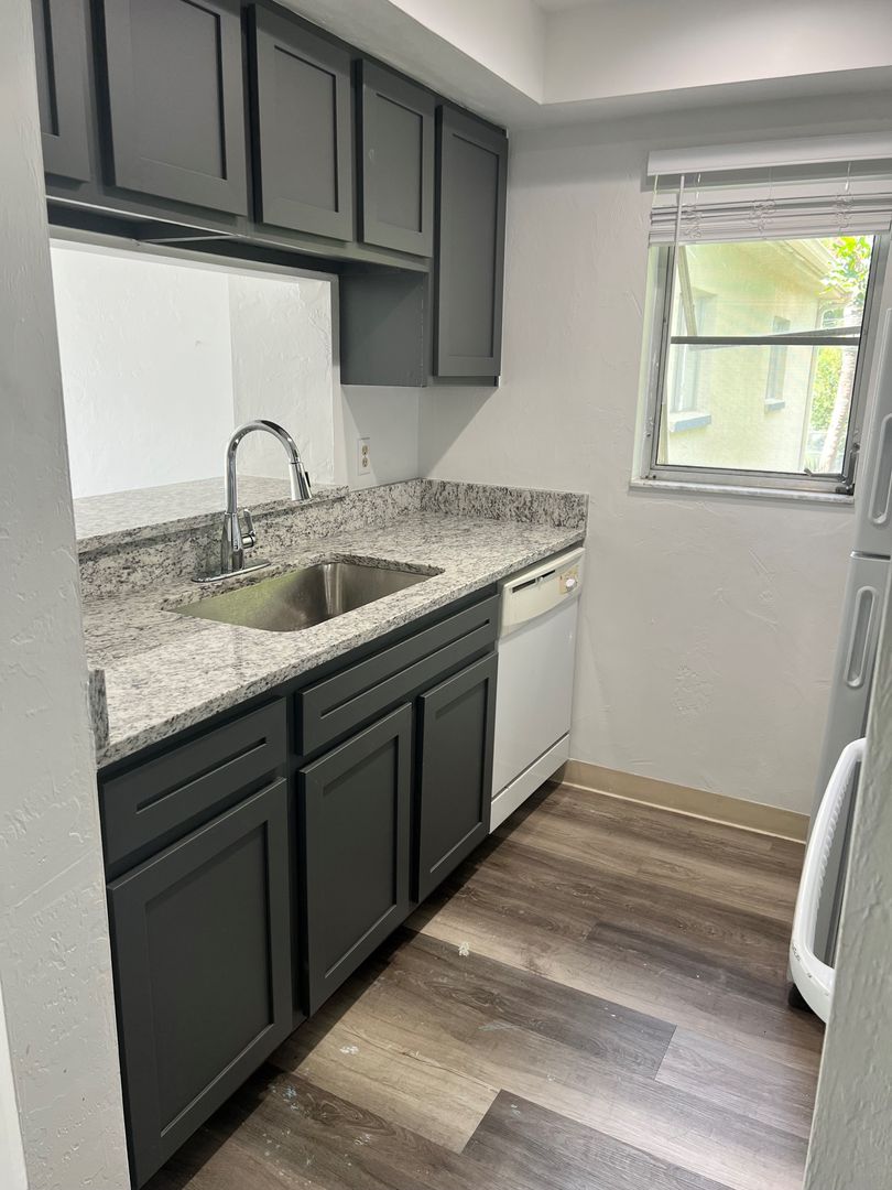 Fort Myers Apartment: 1915 Maravilla Ave