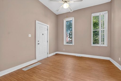 Charming 1 Bedroom, 1 Bathroom Apartment with Historic Character! – photo 1