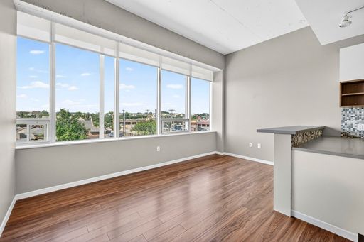 Modern 1 Bedroom, 1 Bathroom Apartment with Stunning Natural Light – photo 1