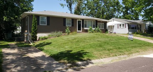 4 bd, 2 ba entire house in SW Columbia which includes a 1 bd, 1 ba separate apartment in the basement. Fenced backyard, 2 driveways. – photo 1