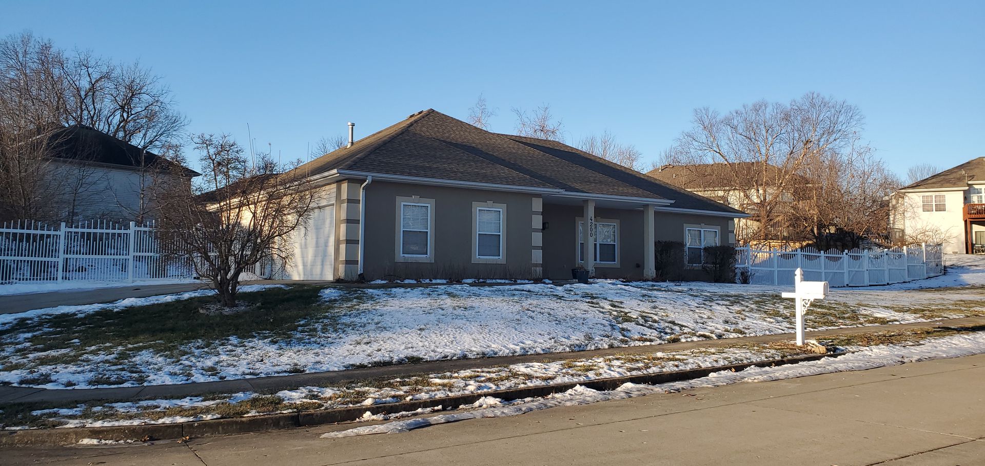 Columbia House: 4200 Beach Pointe Dr