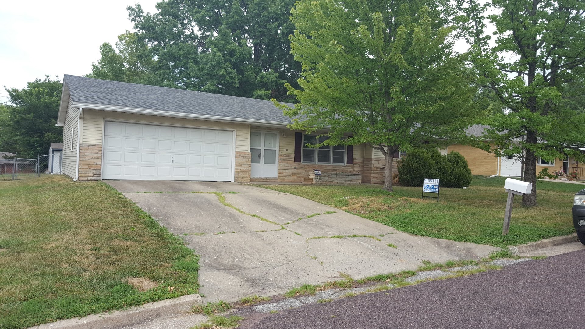 Columbia House: 1806 Parklawn Drive