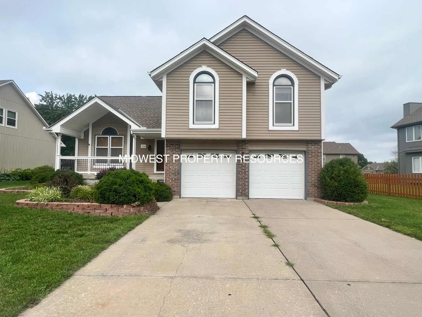 Lee's Summit House: 3514 SW Windsong Dr