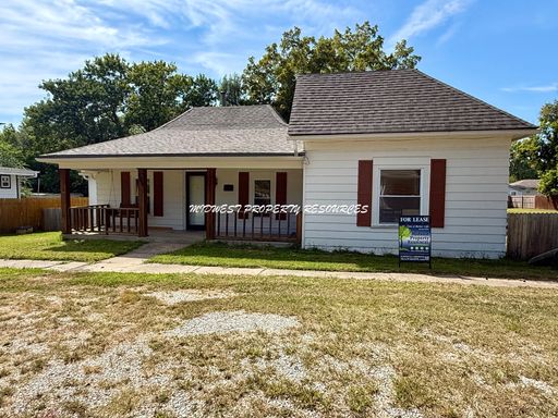Charming 2-Bedroom Home with Large Yard in Pleasant Hill – photo 1