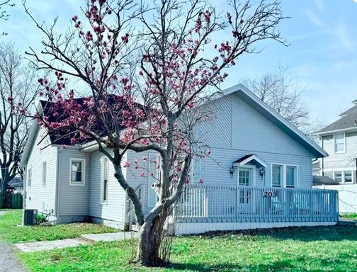 Beautifully Updated 3-Bedroom Home in Downtown Lee’s Summit! – photo 1