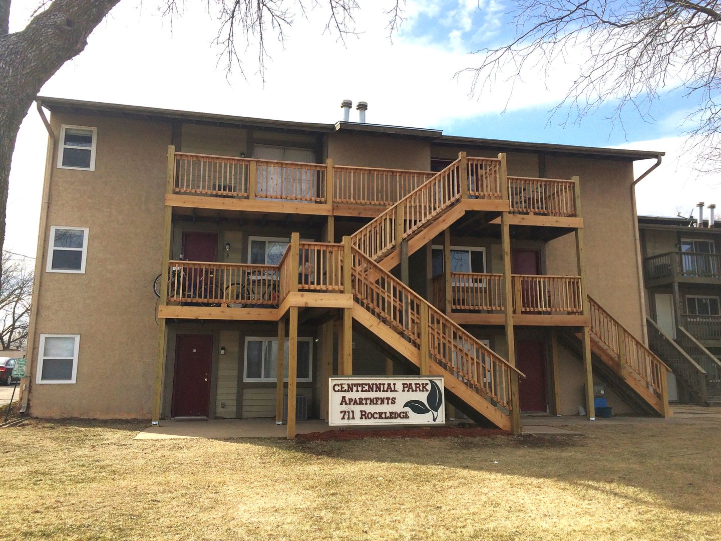 Lawrence Apartment: 711 Rockledge RD.