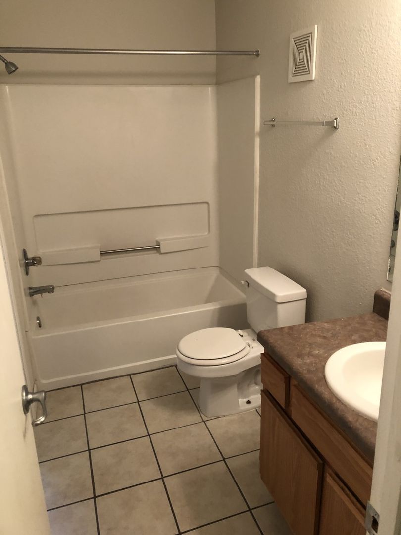 Lawrence Apartment: 512 Rockledge