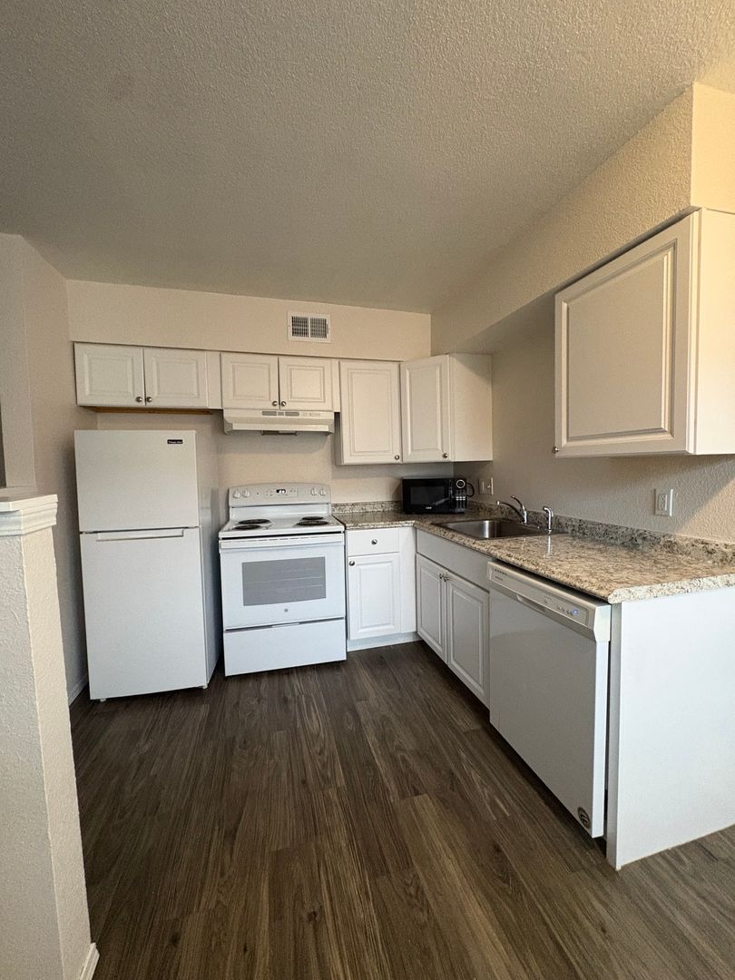 Lawrence Apartment: 1733-1740 Ohio St.