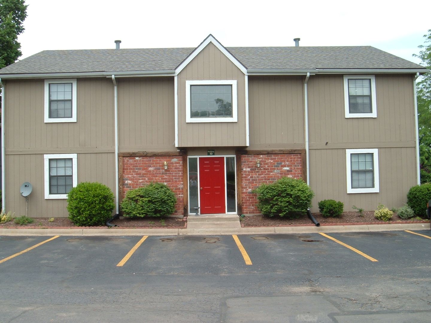 Lawrence Apartment: 630 Michigan St.