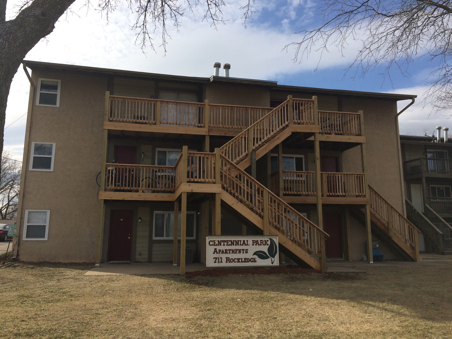 Lawrence Apartment: 711 Rockledge RD.