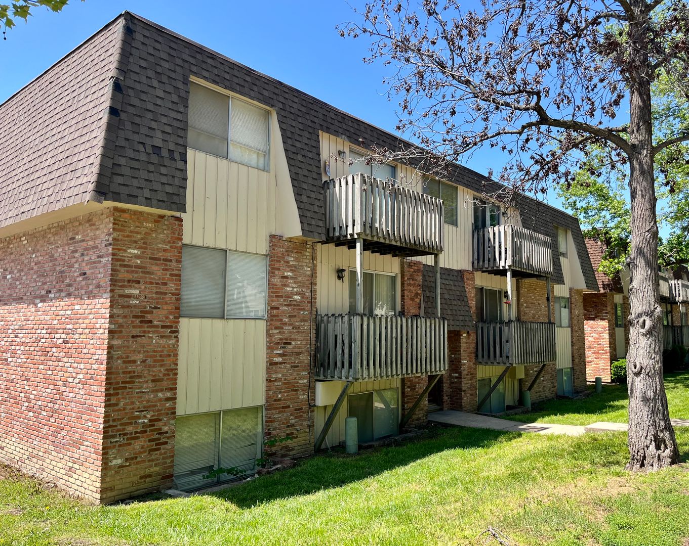 Lawrence Apartment: 1027 Mississippi St.