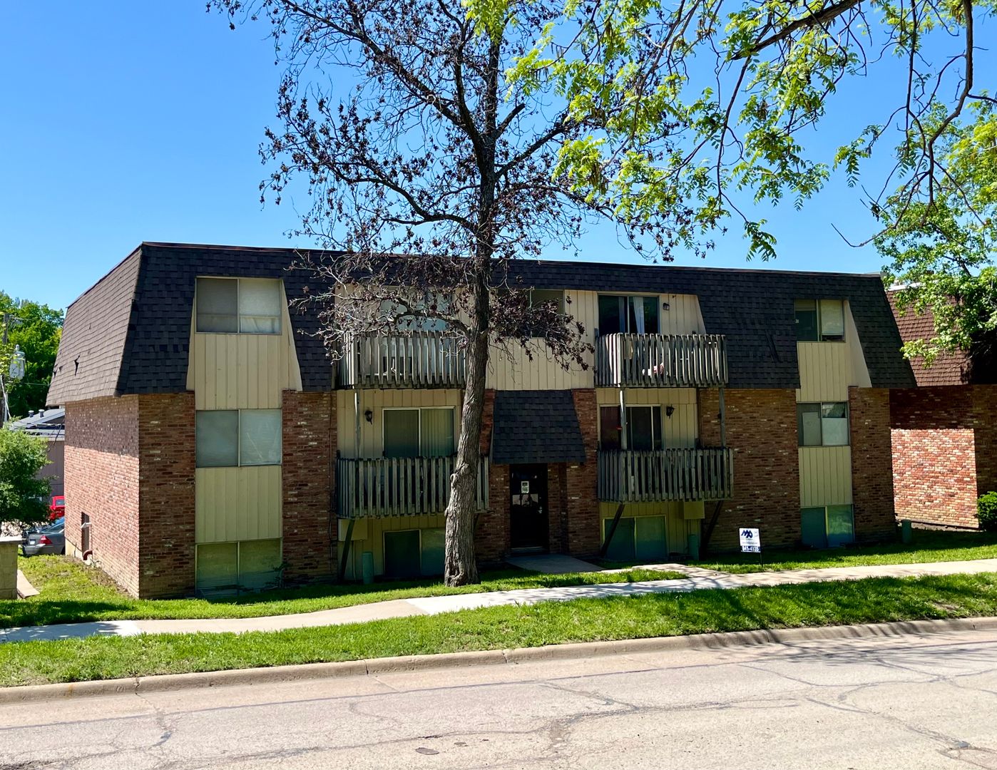 Lawrence Apartment: 1027 Mississippi St.