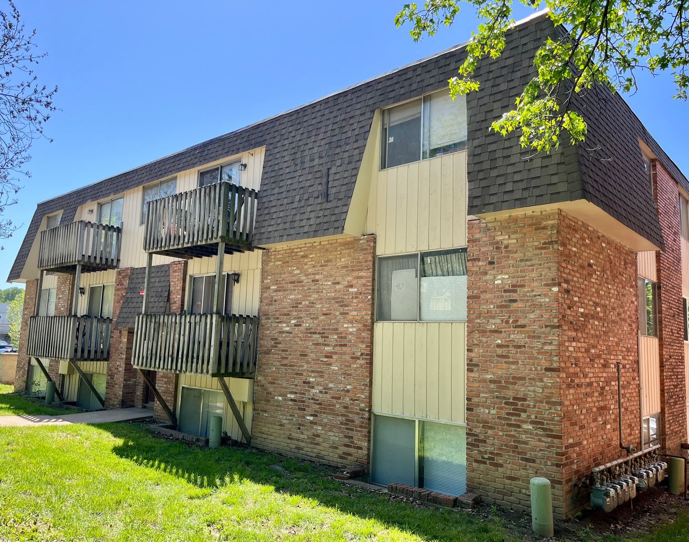 Lawrence Apartment: 1027 Mississippi St.