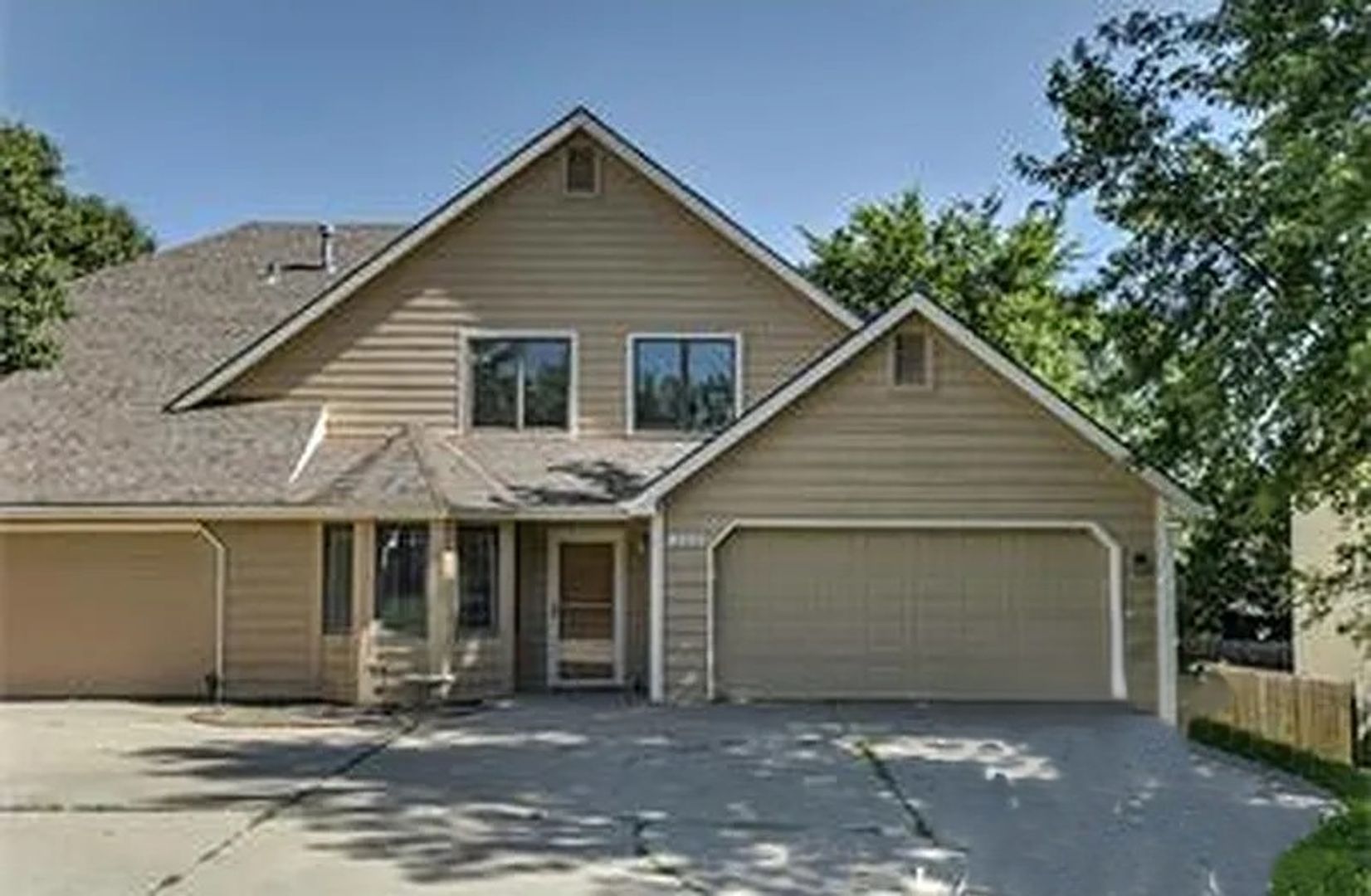 Lawrence Townhome: 203 Deerfield Ln