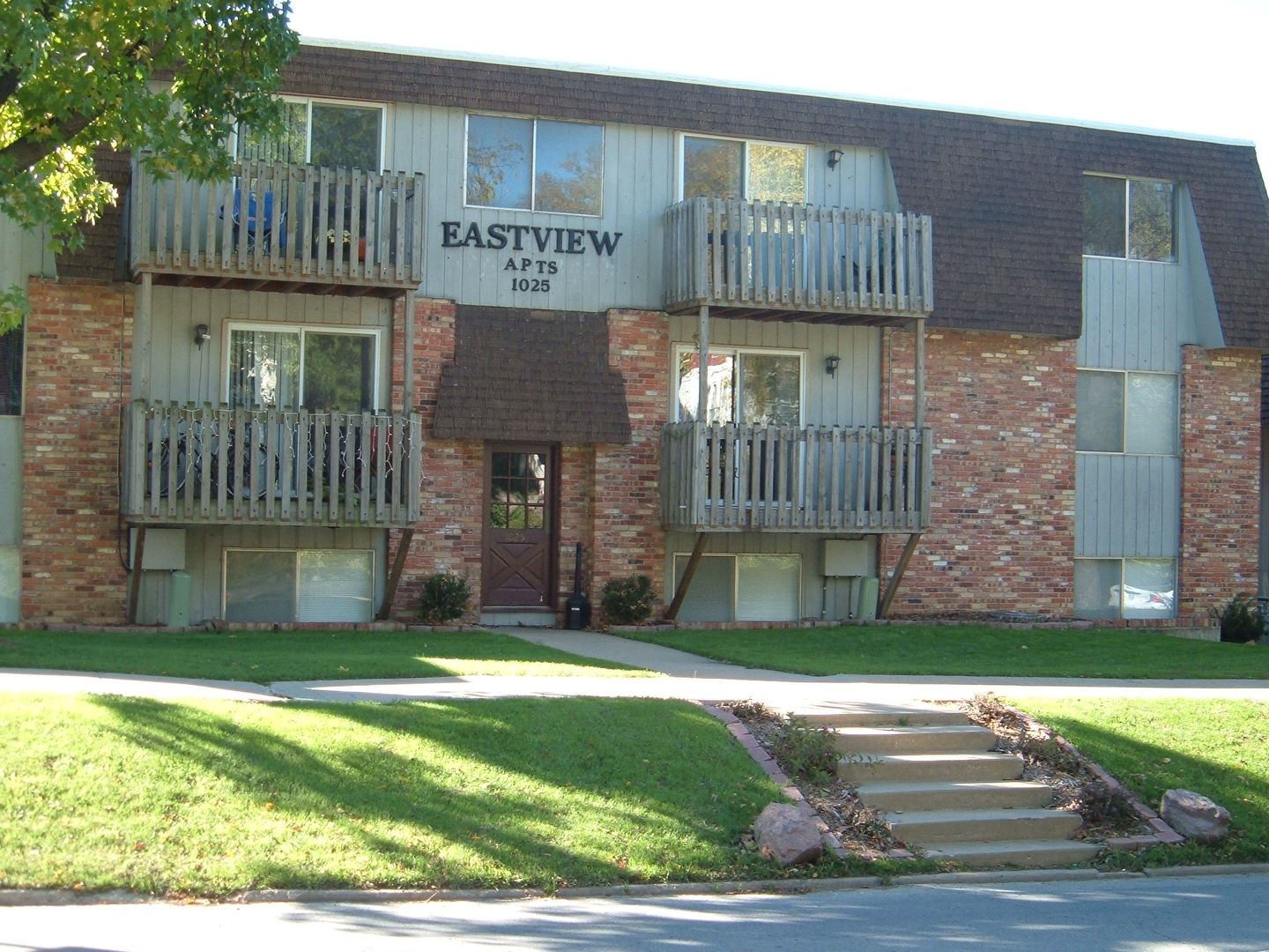 Lawrence Apartment: 1025 Mississippi St.
