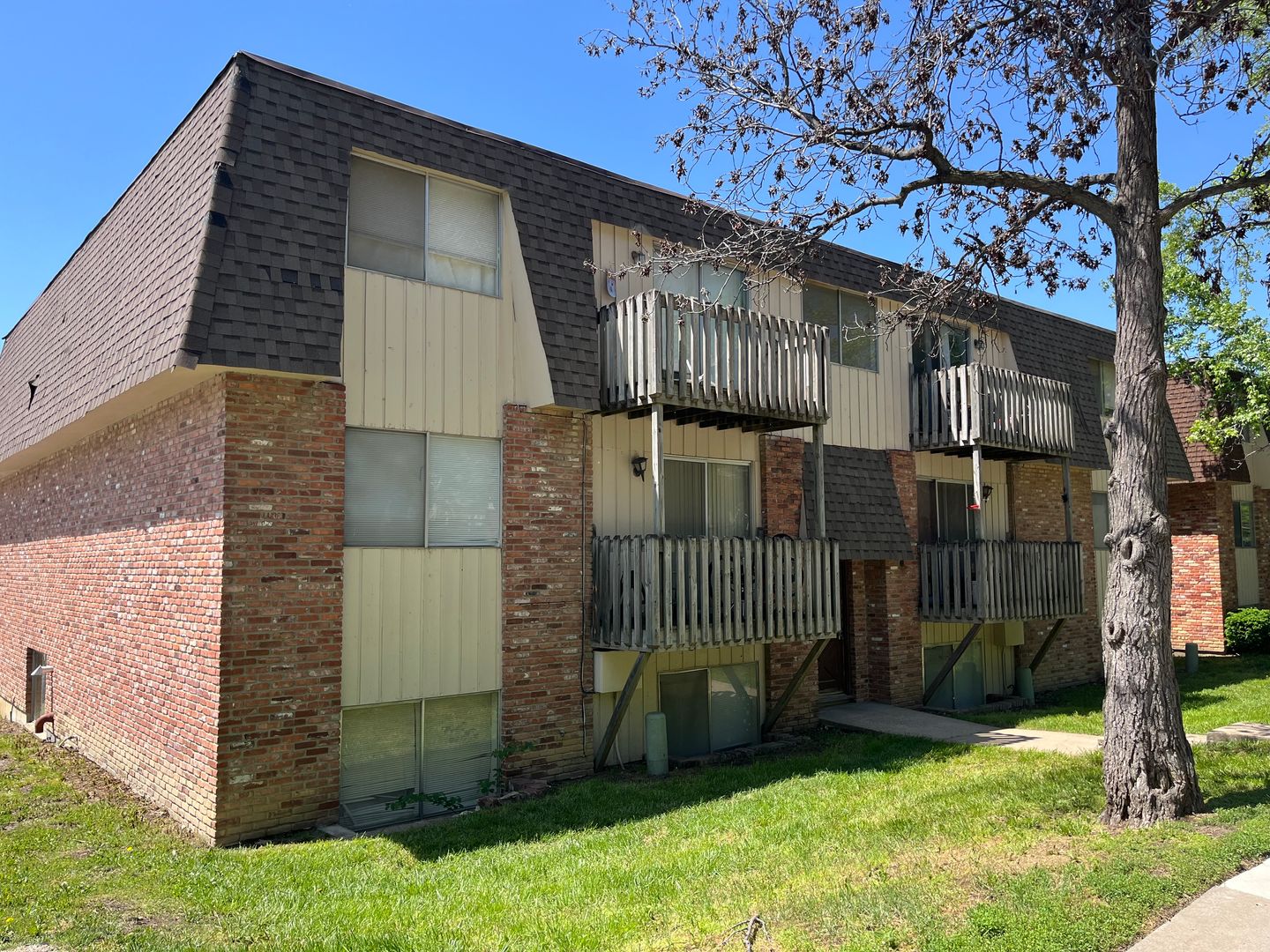 Lawrence Apartment: 1027 Mississippi St.