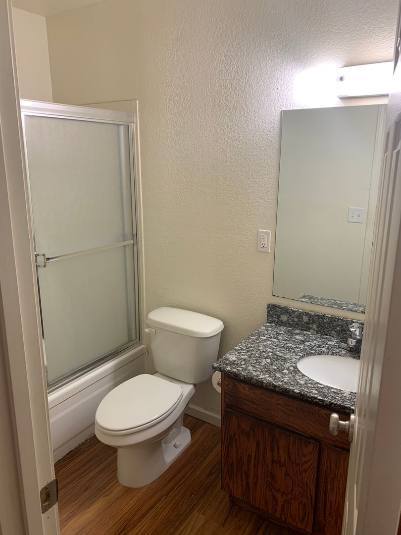 Lawrence Apartment: 1821-1903 W 26th St
