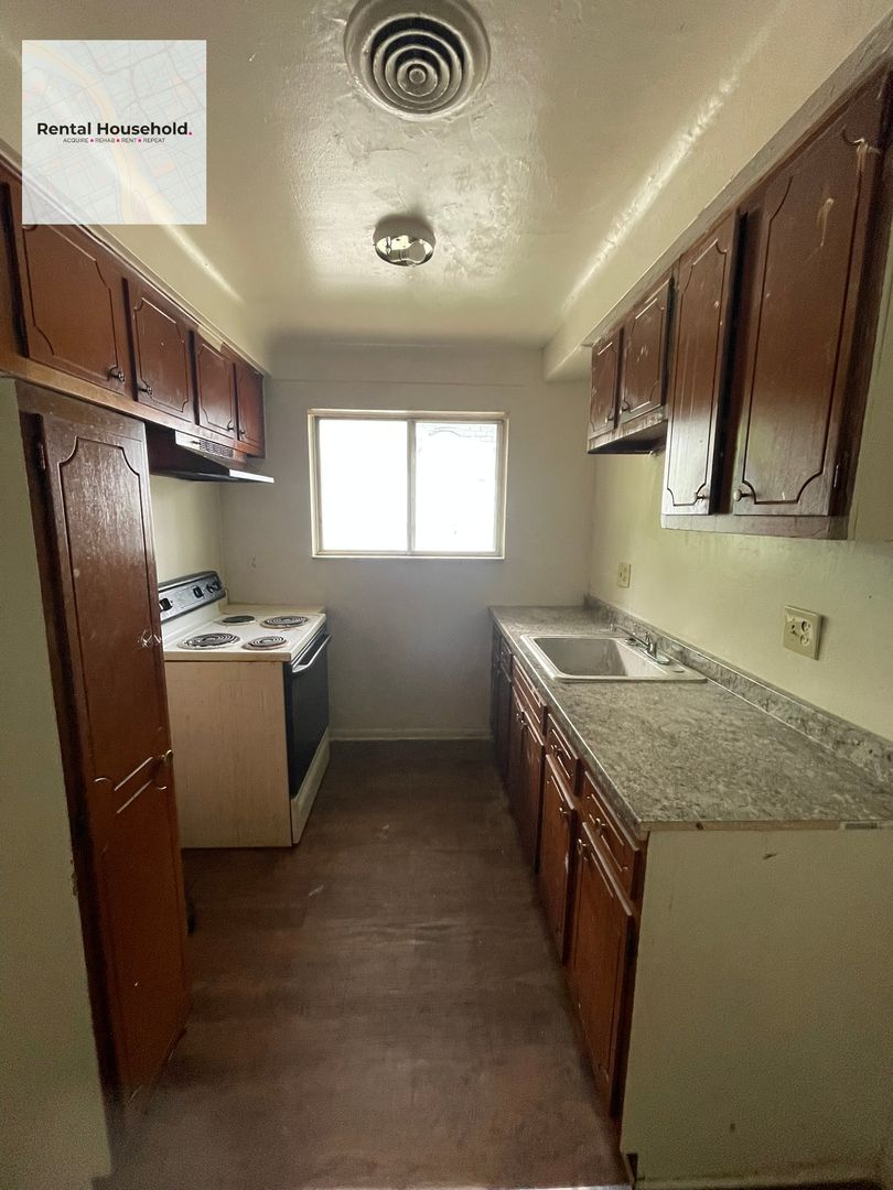 Detroit Apartment: 18625 Schoenherr Street ***