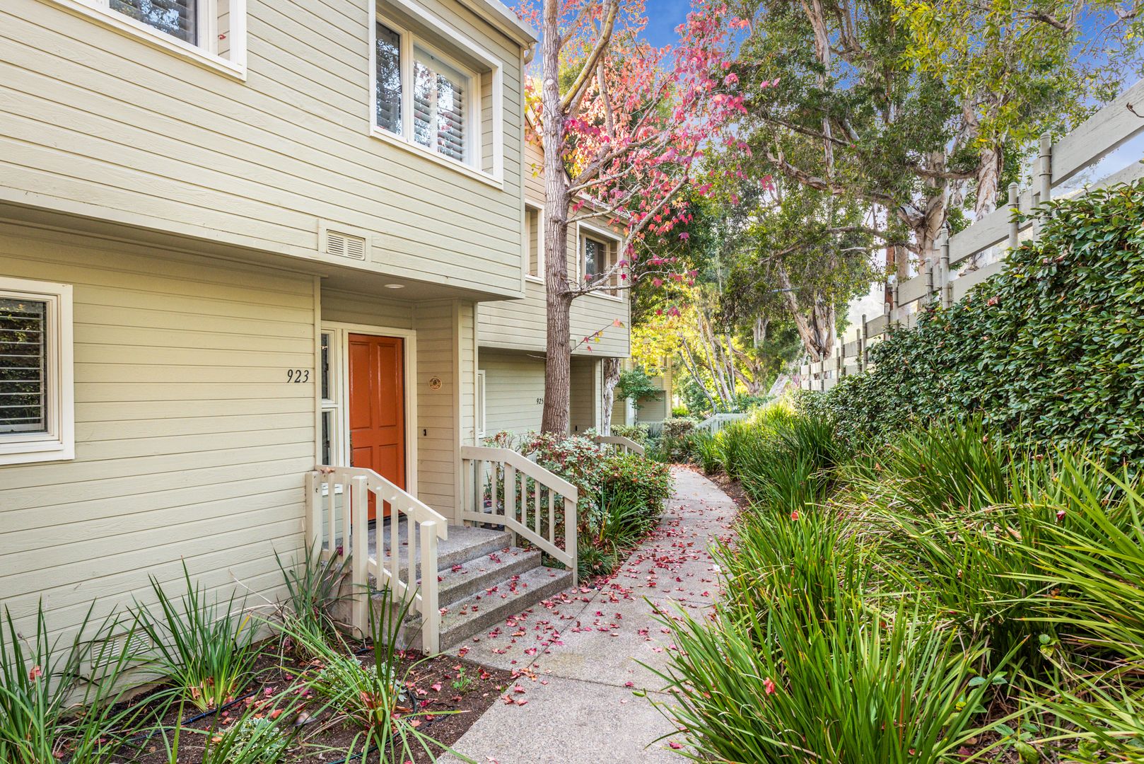 Santa Barbara House: 923 Weldon Rd