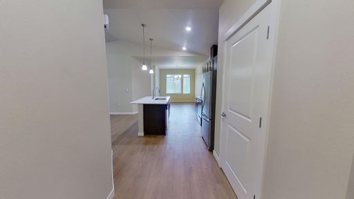 Rare spacious 4-bedroom 2-bath apartment in West Olympia! – photo 1